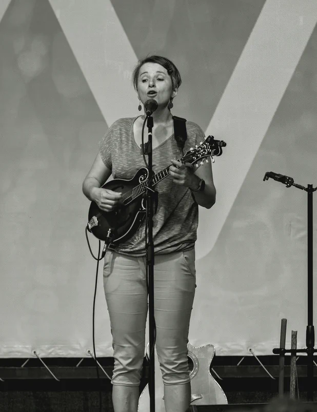 Lucie Redlová – Kapela MDŽ – Muzikantky, dámy, ženy.